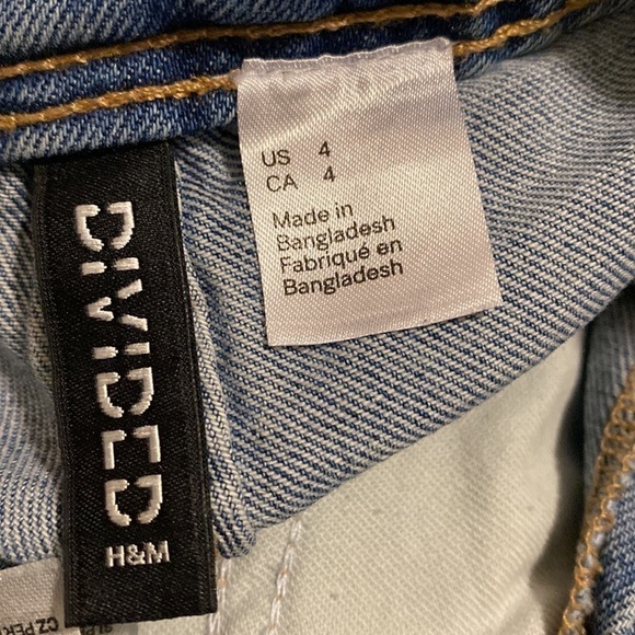 H&M blue denim overalls shorts. Size 4 - Picture 11 of 15